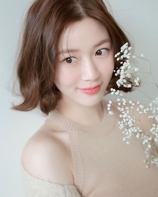 Lee Da-in shows off her beauty as beautiful as mom Kyeon Mi-riActor Lee Da-in said on his instagram on October 29, I think we took a camera and filmed it with fun.Thank you for your pleasant and happy work. Lee Da-in in the photo is looking at the camera with white skin, which also impressed those who see him as a doll beauty in Short hair.han jung-won