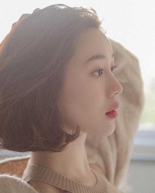 Lee Da-in shows off her beauty as beautiful as mom Kyeon Mi-riActor Lee Da-in said on his instagram on October 29, I think we took a camera and filmed it with fun.Thank you for your pleasant and happy work. Lee Da-in in the photo is looking at the camera with white skin, which also impressed those who see him as a doll beauty in Short hair.han jung-won