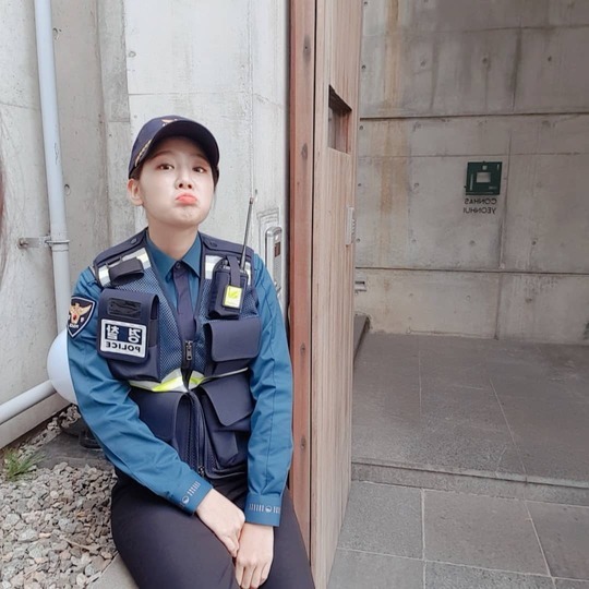 Singer Soyou released a photo of KBS 2TV drama special Occasionally and mad during shooting.Soyou posted two photos on October 30th with an article entitled Occasionally and Kwang-hee Chun Ji-hee in his personal instagram.Soyou in the photo took his uniform and radio and transformed into a police officer.Choi Yu-jin