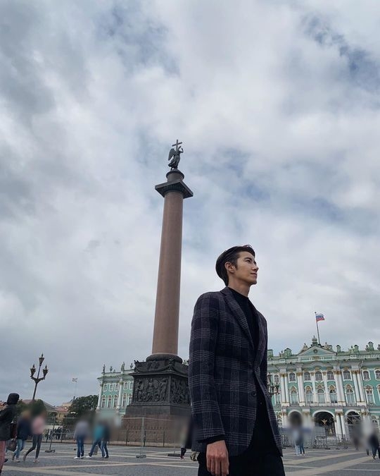 Broadcaster Hwang Kwanghee shared a pictorial routine.Hwang Kwanghee posted three photos on his Instagram on October 30.In the open photo, Hwang Kwanghee is showing charismatic suit fashion.The masculine eyes, sleek jawlines, superior proportions, and emotional atmosphere sniper the hearts of fans.Park So-hee