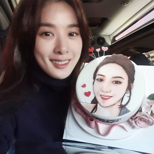 Actor Lee Chung-ah has released a photo of his 36th birthday Cake, which was presented by fans.Lee Chung-ah posted a photo on his instagram on October 30 with an article entitled Thank You: The Walking Blue Book (the name of the Lee Chung-ah official fan club).The picture shows Lee Chung-ah with a cake with his face engraved on it. Lee Chung-ah smiles brightly at the camera.Lee Chung-ahs innocent beautiful looks catch the eyeOh Sang-jin, a broadcaster who encountered the photo, commented, I was late but congratulations.delay stock
