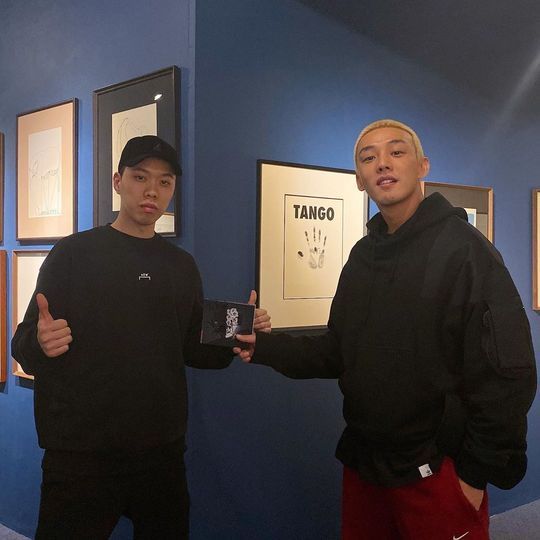 Rapper BewhY and actor Yoo Ah-in met.BewhY posted a picture on his instagram on October 30 with an article entitled Movie Star to listen to Movie Star.Inside the photo was a picture of Yoo Ah-in with BewhYs album: BewhY poses with a thumbs-up.BewhY and Yoo Ah-ins swag-filled look catches the eye.Fans who encountered the photos responded such as Crazy, Is this combination True Story?, I love you both.delay stock