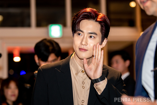 EXO Suho poses at the launch event of the BVLGARI Serpenti Seduttori in the Seocho District Jamwon Seoul Wave.Serpenti Sedutori is a new wristwatch family of Bulgari Line Serpenti with snake motifs.According to the tradition of Serpenty Line, the theme of Born to be gold is a golden scales bracelet that distinguishes between Tubogas and Spiga.A novel view of the world -Correction, Deletion, and Other Inquiries