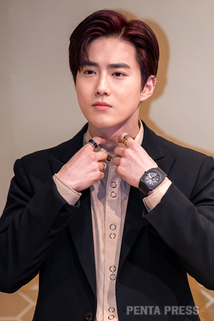 EXO Suho poses at the launch event of the BVLGARI Serpenti Seduttori in the Seocho District Jamwon Seoul Wave.Serpenti Sedutori is a new wristwatch family of Bulgari Line Serpenti with snake motifs.According to the tradition of Serpenty Line, the theme of Born to be gold is a golden scales bracelet that distinguishes between Tubogas and Spiga.A novel view of the world -Correction, Deletion, and Other Inquiries