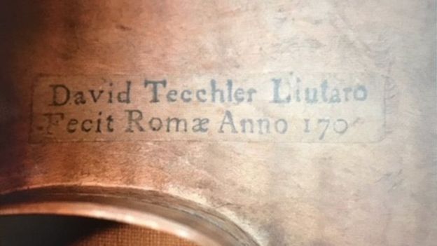 해당 바이올린에는 이탈리아 로마 유명 현악기 제작자인 다비드 테클러의 이름이 새겨져 있다.(사진=스티븐 모리스)