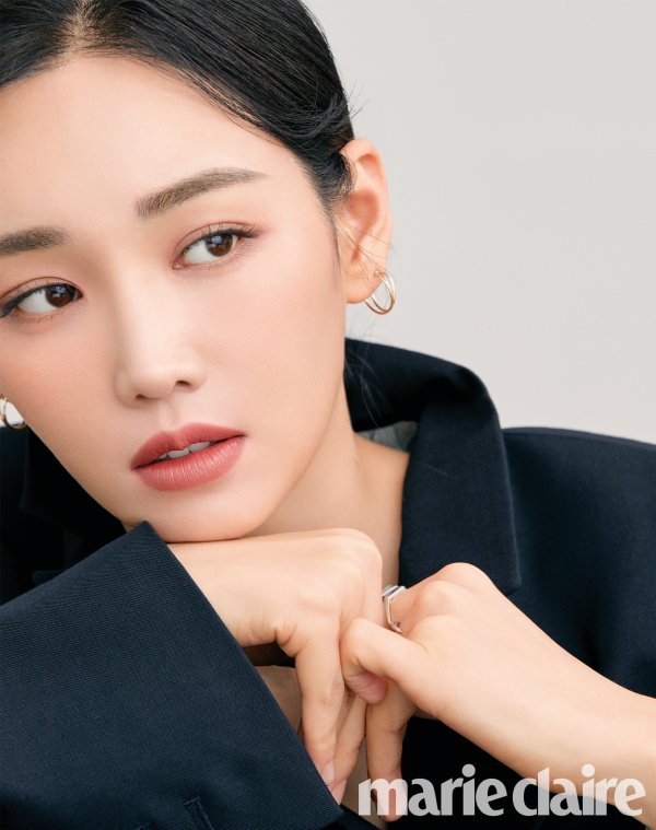 A Beauty pictorial by Actor Lee Yoo-ri has been released.Lee Yoo-ri in the public picture showed a pure but more elegant appearance. Especially the twotiesIt is as vivid and clean as the Skins, and also adds a sense of luxury to the volume with a moist yet subtle glow.2014Here!Lee Yoo-ri, who played the character of the drama Pity through Jangbori, received a lot of love by playing the role of Byun Hye-young of My father is strange that appeared afterwards.Recently, he has selected the movie Singer directed by Cho Jung-rae as his next film and is currently filming.Lee Yoo-ris picture, which shows clean Skins and alluring charm, can be seen in the November issue of Marie Claire.