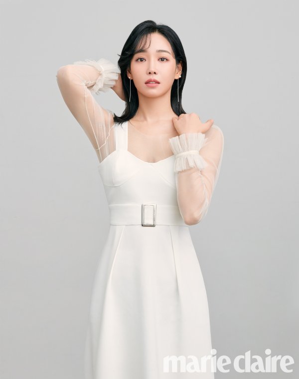 A Beauty pictorial by Actor Lee Yoo-ri has been released.Lee Yoo-ri in the public picture showed a pure but more elegant appearance. Especially the twotiesIt is as vivid and clean as the Skins, and also adds a sense of luxury to the volume with a moist yet subtle glow.2014Here!Lee Yoo-ri, who played the character of the drama Pity through Jangbori, received a lot of love by playing the role of Byun Hye-young of My father is strange that appeared afterwards.Recently, he has selected the movie Singer directed by Cho Jung-rae as his next film and is currently filming.Lee Yoo-ris picture, which shows clean Skins and alluring charm, can be seen in the November issue of Marie Claire.