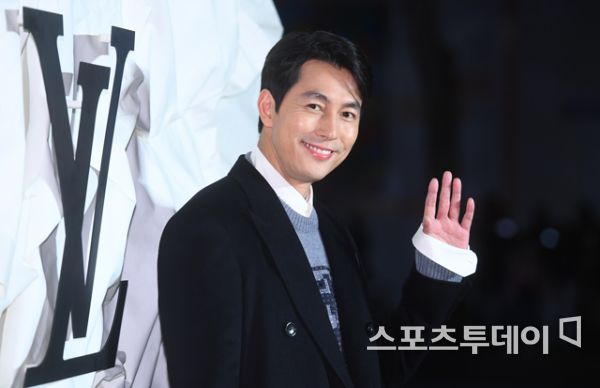 Actor Jung Woo-sung poses for an event at a store in Seoul Gangnam District on Thursday afternoon. October 30, 2019.30