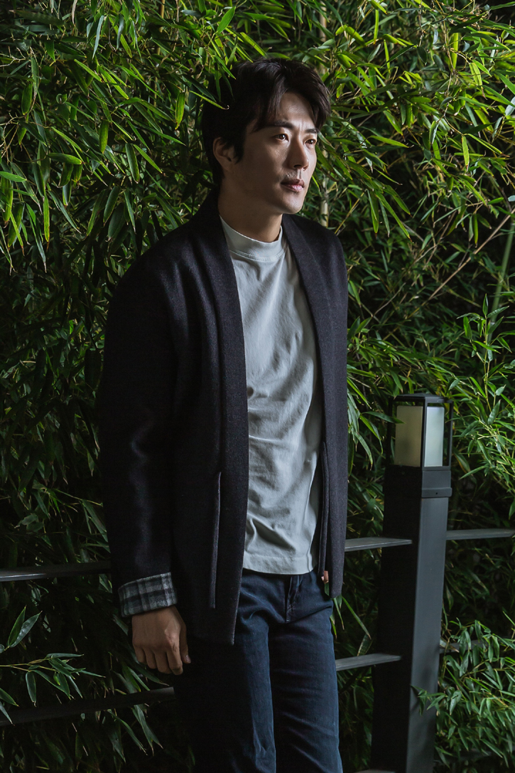 Kwon Sang-woo of Faith One Number: Ear entered the work and confessed that he sent SMS to the original character Jung Woo-sung first.Kwon Sang-woo said in an interview on the morning of the 30th, ahead of the release of the film Faith One Number: Ear (director Regan and production Mace Entertainment Ajit Film).The film Faith One Number: Ear is a film in which Ear (Kwon Sang-woo), who lost everything to Go and survived alone, plays a lively confrontation in the world of a cold bet.It is a spin-off of Faith One Number, which opened in 2014 and surpassed 3.56 million viewers.Kwon Sang-woo, who led the film with two main characters Ear following Jung Woo-sung of Faith One Number, said, When I first received this book, I did not have any trouble.It was a great opportunity, and I had the pleasure of being able to challenge a big challenge.  I watched one piece of Faith One Number and enjoyed it.I saw the video on YouTube ahead of the release, and the first was intense and fun. Kwon Sang-woo said: What I felt while filming our movie, I feel like the tone or story is different from the previous one, I think the texture of revenge is different, there is also a sorry for my sister.It is important to show a vaguely strong man because there is sad Feeling, but at some point I felt that the pathetic Feeling would be delivered. Kwon Sang-woo said, Personally, I am a close and favorite senior with Jung Woo-sung, and if you go to the same texture, I know you are a more attractive actor.I started with an approach to show my own strengths, although there is a ruggedness in the past. I wanted you to look good differently. When I first entered, I thought it was a basic courtesy, so I gave SMS to Jung Woo-sung, I entered my brothers movie sequel.I said, I would like you to come to see me if you have time. My senior said that he would come if he had time.Faith One Number: Ear will be released on November 7th.=