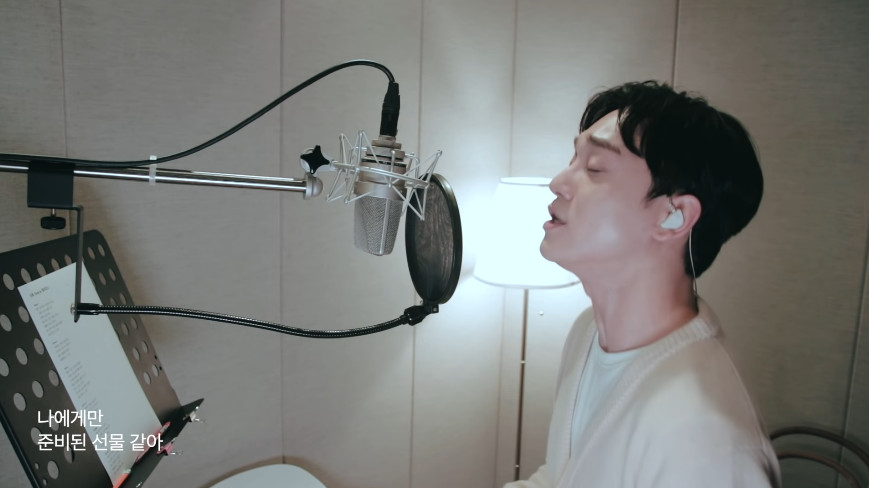 EXO Chen released a cover video of Marshmallow views song Gift.On the 30th, Chen posted a cover video of Marshmallow view Gift on his personal YouTube channel.It seems to have prepared with Gift for fans who waited based on the application song received a month ago.In the released video, Chen is wearing an ivory cardigan and standing in front of the microphone, showing the atmosphere of Hunnam.You can see the sweet vocals and unique singing skills of Chen (believed and listened to).Chen, along with the video, said, Its been a long time since I uploaded the cover of the song Ive been applying for.I hope many people are happy. Then have a warm day watching the video! Be careful of the cold! Chen made his comeback on the 1st after half a year of Solo debut with his second mini-album, Dear My Dear. The title song What Should We Do (Shall we?) received much love, recording high grades on the soundtrack chart shortly after its release.On the other hand, Chens group EXO will come back to its regular 6th album at the end of November.PhotoChen SNS