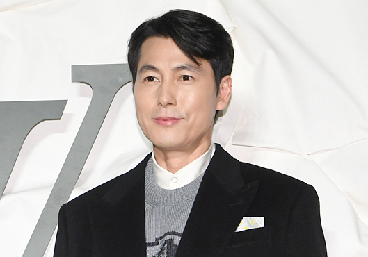 Actor Jung Woo-sung attended the opening ceremony held at Louis Vuitton Maison Seoul in Cheongdam-dong, Gangnam-gu, Seoul on the evening of the 30th.open Event