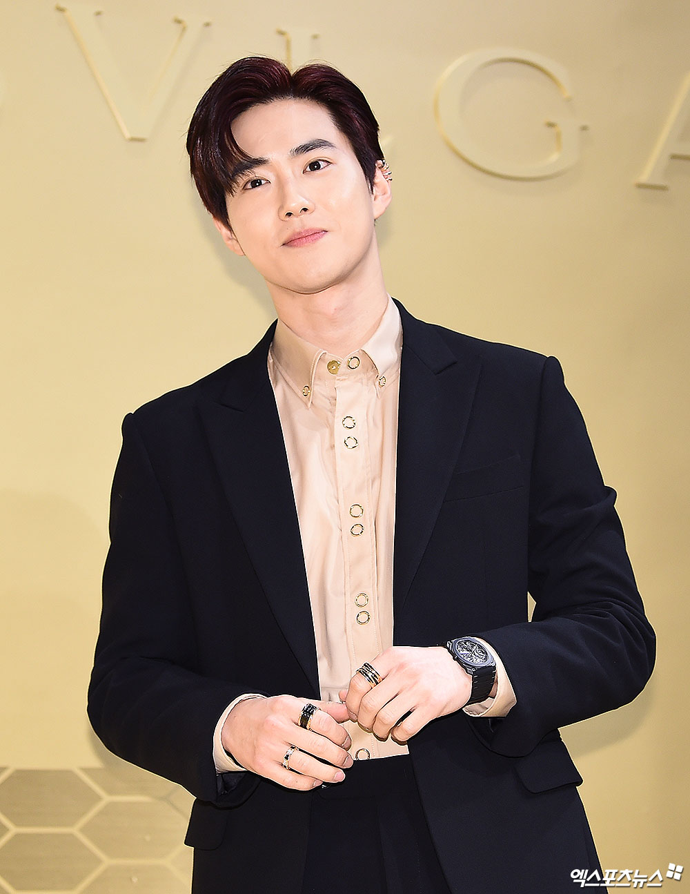 EXO Suho, who attended the launch ceremony of the new iconic watch Serpenti Sedutori of the Italian luxury brand Bulgari held at Seoul Jamwon Seoul wave on the afternoon of the 29th, has photo time.