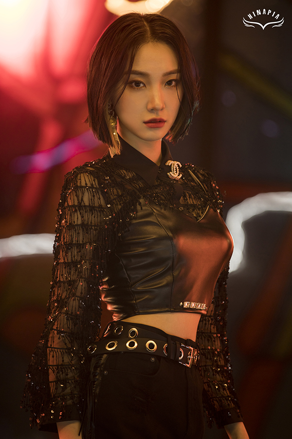 A new five-member girl group, HINAPIA (Hope one of the mafia), has unveiled the concept Teaser Image of member Kim Min-kyung.At 0:00 on the 30th, HINAPIA released the concept of leader Kim Min-kyung through official SNS.Kim Min-kyung in the photo attracted attention with his black crop blouse, pants, and colorful accessories, and intense all-black fashion.In particular, Kim Min-kyungs chic yet provocative charm showed Kim Min-kyungs charm and captivated the hearts of fans and raised expectations for formal debut.Kim Min-kyung, who was released on the day, is a member of the girl group Pristin and plays lead vocalist and leader in HINAPIA.Kim Min-kyung, who has already proved outstanding performance, singing ability and charm through Produce 101 before debut, will lead HINAPIAs vocal line with main vocal Jung Eun-woo.Meanwhile, HINAPIA (Hope one of the mafia) is composed of Kim Min-kyung, Jung Eun-woo, Yevin, Kang Kyung-won, who was loved by Pristin and belonged to the five-member girl group, which belongs to the youngest sea ahead of the first debut.On November 3, the album NEW START will be released at 6 pm.Photo = OSR Entertainment