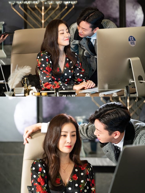 99 billion women Oh Na-ra Lee Ji-hoon couples sweet and cold opposite atmosphere of couple cut was revealed.KBS 2TVs new tree drama The Woman of 9.9 billion is a drama about a woman who accidentally holds 9.9 billion won in her hand fighting against the world.Oh Na-ra plays Yoon Hee-joo, the mother-of-one gold spoon friend of Cho Yeo-jeong in the play and the chairman of the Unam Foundation, and turns into an ice-cold and cold figure.Lee Ji-hoon plays Lee Ji-hoon, the husband of Hee-ju, who lives in harmony with his father-in-law and wife to survive as a chaebol son-in-law.Both actors are more anticipated because they are different transformations that were not seen in previous works.The couple cut, which was released this time, captured the sweet and subtle time of Oh Na-ra x Lee Ji-hoon. Oh Na-ras eyes, which are transformed into a husband who must live in the comfort of his wife for the sake of his wife and survival, raises curiosity about the relationship between the two.It is a couple role to go to and from cold and hot water, but it is said that it showed the special chemistry of Older and younger couple in the actual shooting scene and played a role as an atmosphere maker.Meanwhile, 9.9 billion women gathered topics with the joining of believe actors such as Cho Yeo-jeong, Kim Kang-woo, Jung Woong-in, Oh Na-ra and Lee Ji-hoon.Director Kim Young-jo, who showed deep production through Gallery, Omai Kimbi and Jang Young-sil, and Han Ji-hoon, who has a reputation for solid story structures and powerful characters such as Dog and Wolve Time, Doctor Jean, Last and Temptation, focused attention.KBS 2TVs new tree drama The Woman of 9.9 billion will be broadcast in November.Photo = KBS 2TV