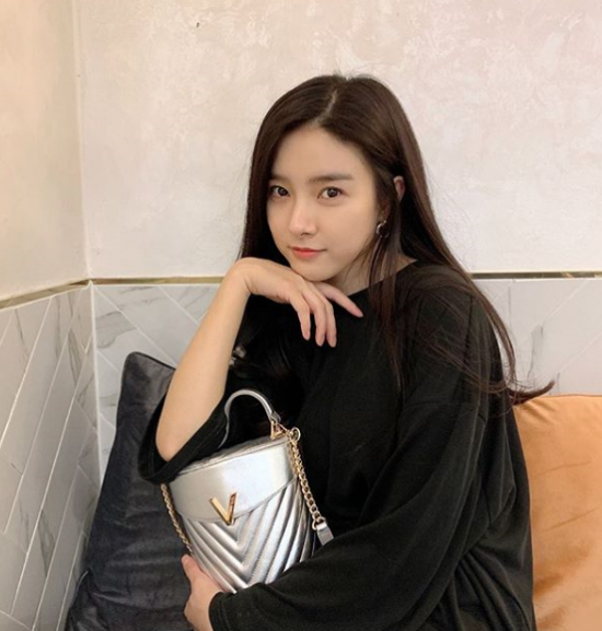 Actor Kim So-eun has reported on the latest.Kim So-eun posted a picture on his Instagram account on the 30th with an article entitled Hi.Kim So-eun in the open photo stares at the camera with his bag in his arms. Kim So-eun is attracting attention because he has a long straight hair and creates a clean atmosphere.Meanwhile, Kim So-eun appeared on the End Olive Demand Gourmet on the 8th.Photo: Kim So-eun Instagram