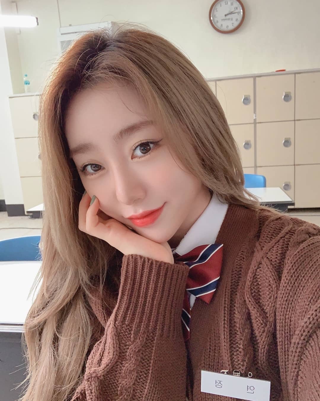WJSN Yoo Yeon-jung showed off a pure Sukluk fashion.On the 30th, Yoo Yeon-jung posted a picture on his instagram with a picture, Is it like a high school student in space?In the photo, Yoo Yeon-jung is smiling with one hand covering his face and turning his long blonde hair to one side.Yoo Yeon-jung sits in the classroom, wearing a brown cardigan over a shirt and wearing a large ribbon-clad Sukluk.WJSN, a girl group with Yoo Yeon-jung, announced her comeback on November 19 with her new mini album As You Wish (Az You Wish).Photo = WJSN Yoo Yeon-jung Instagram