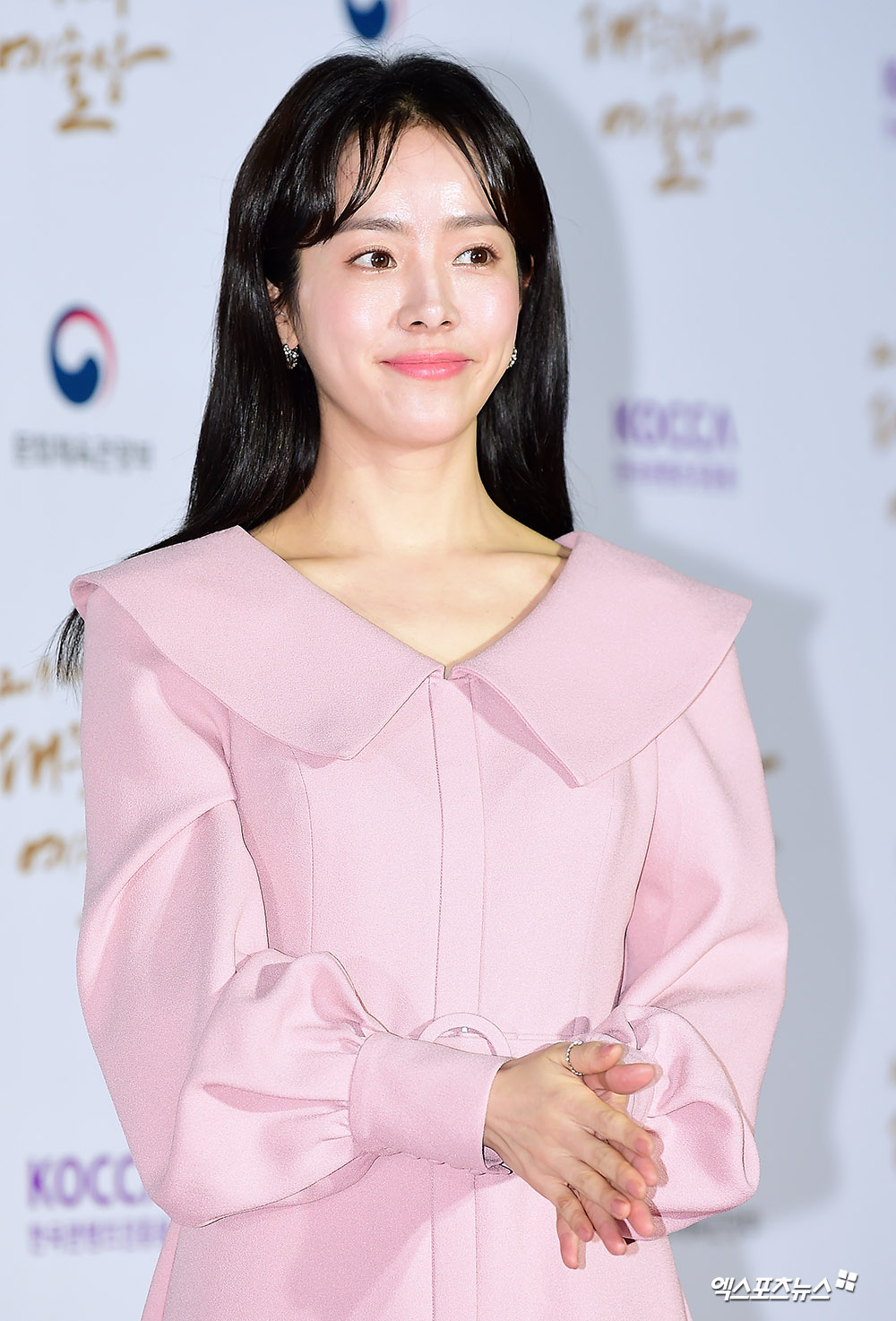 Han Ji-min, who attended the 2019 Korea Popular Culture and Arts Award held at the Olympic Hall in Bangi-dong, Seoul on the afternoon of the 30th, has photo time.