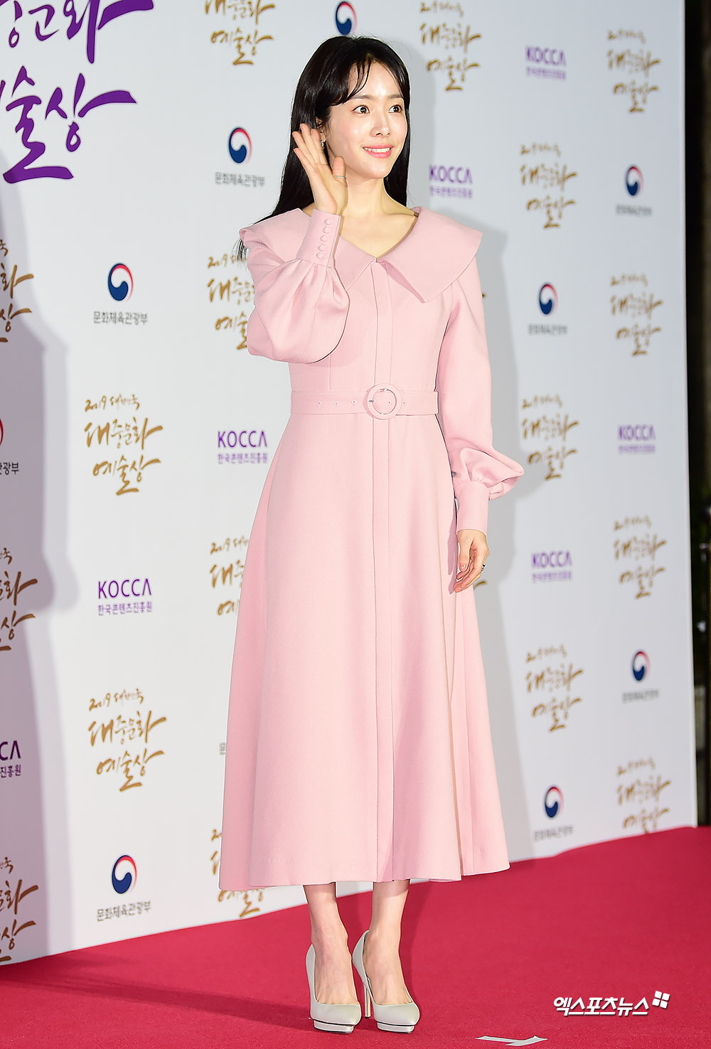 Han Ji-min, who attended the 2019 Korea Popular Culture and Arts Award held at the Olympic Hall in Bangi-dong, Seoul on the afternoon of the 30th, has photo time.