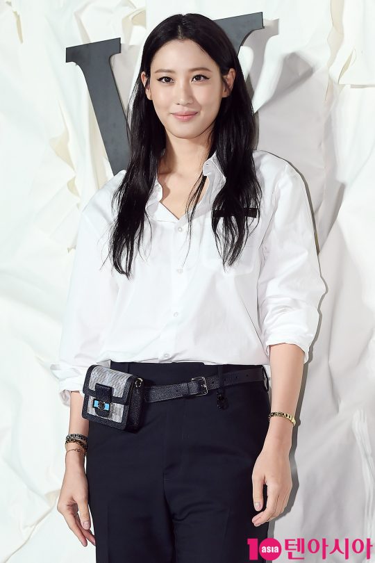 Actor Claudia Kim attended the opening event of Louis Vuitton Maison Seoul held at Louis Vuitton store in Cheongdam-dong, Seoul on the afternoon of the 30th.At the event, Bae Doo-na, Song Min-ho, Jung Woo-sung, Sharing, Jung Woo-sung, Choi Woo-sik, Se-hoon, Han Ye-seul, Claudia Kim, Jessica, Isom, Chloe Moretz, Alicia Vikander, Dirirava, Im Ga-heun and Ann Curtis attended.