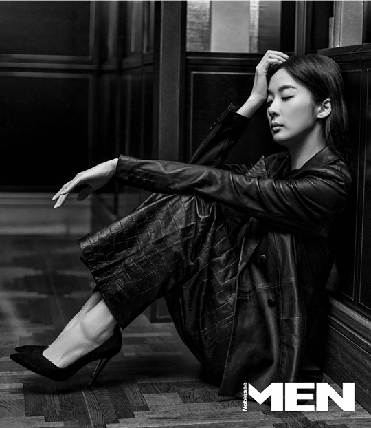 Actor Lee Chung-ah has emanated an alluring Aura that overwhelms black and white.Lee Chung-ah, who announced his successful acting transformation with SBS monthly drama VIP, which was first broadcast on the 28th, released a picture interview with fashion magazine Noblesse Men.This picture was a pictorial concept that emphasized the actors Aura, which is somewhat loosened than the Feelings, which contains the whole, and has a rough appearance and undecorating natural beauty.Lee Chung-ah in the public picture is concentrating his attention by radiating a dreamy and alluring Aura that overwhelms black and white.It shows intense and chic charisma even in loose and languid Feelings, and adds to the perfection of the picture with its brainwashing eyes and pose.In addition, Lee Chung-ah not only completely digests various styling and hairs different from concept to concept, but also brings out a unique atmosphere with pose and eyes to match it, and shows off the admiration of the field staff and shows off the artists face.In the later interview, Lee Chung-ah talked about the life and daily life of her mature process as an actor and an artist.In this years film Renewal, Spring, drama Beautiful World, VIP and entertainment Everyones Kitchen, Lee Chung-ah, who has been presenting various activities, expresses as the second day, I am just stepping on my pace.I appreciate it if you evaluate it that way. It seems that our work is well received when it reaches many people.I would be happy if this drama was aired and I heard the second heyday. Lee Chung-ah, who entered the 17th year of his debut, said, When I take a break, I see a book.Even then, it is related to work by saying, Oh, thats what this persons feelings were in the script at the time. Everything in my life is connected to Acting.So I did not do anything else, that is the power that I can still do this. On the other hand, Lee Chung-ahs pictorial and interview can be found in the November and December issue of Noblesse Man.