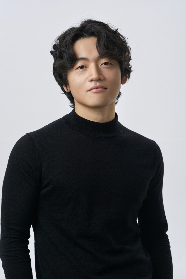 Actor zobok-rae has signed an exclusive contract with BH Entertainment.Zobok-rae, who has become a luxury Scene Stealer through the rich acting of crossing movies and dramas, has shown a big presence by playing a full-fledged role in the MBC Imong, which ended in July.He is expected to make another deep impression on the house theater as Yang Jong-yeol, a fourth-grade aide to Jang Tae-joon (Lee Jung-jae), who is about to be the first broadcast of JTBCs new monthly drama Aide: People Moving the World Season 2.BH Entertainment, which signed an exclusive contract with zobok-rae, has been awarded by Ko Soo, Gong Seung Yeon, Kim Go Eun, Kim Yong Ji, Park Sung Hoon, Park Jung Woo, Park Ji Hoo, Park Hae Soo, Gu, Chu Ja-hyun, Karata Erica, Han Gain, Han Ji-min, and Han Hyo-joo are actors management companies.BH Entertainment said: Im delighted to be with a zobok-rae actor with unlimited possibilities.I will continue to give full support to communicate with the public with a number of works in the future. He promised faith and support for zobok-rae.On the other hand, Advisor 2 starring zobok-rae will be available at JTBC at 9:30 pm on Monday, November 11th, following the Chosun Hall of Fame.