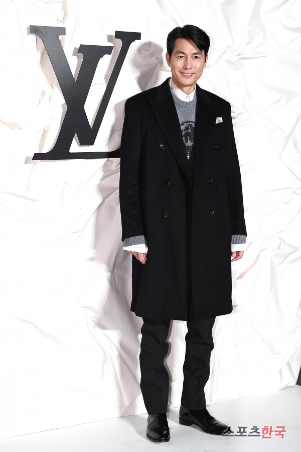 Jung Woo-sung attends the opening event of the Louis Vuitton Maison Seoul in the Seoul Gangnam District Cheongdam-dong on the afternoon of the 30th.At the event, Bae Doo-na, Song Min-ho, Jung Woo-sung, Sharing, Ha Jung-woo, Choi Woo-sik, Cha Eun-woo, Exo Sehun, Han Ye Sul, Suhyun, Jessica, Isom, Chloe Moretz, Alicia Vicannesder, Chinese actor Dirirava, Hong Kong actor Lim Ga-heun, and Philippine actor Ann Curtis attended.