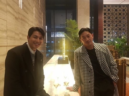 Actor Jung Woo-sung and Ha Jung-woo met at the fashion brand event.On the 31st, Jung Woo-sung posted a picture of Ha Jung-woo on his SNS.The two are attending the opening ceremony held in Maison Seoul, Louis Vuitton, Gangnam-gu, and are building a Smile toward the camera.Jung Woo-sung is about to release the movie Beasts Wanting to Hold a Jeep in the second half of the year, and Ha Jung-woo is about to release the movie Baekdusan.