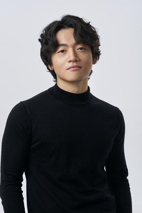 Actor zobok-rae has signed an exclusive contract with BH Entertainment.Zobok-rae, who has become a luxury Scene Stealer through the rich acting of crossing movies and dramas, has shown a big presence by playing a full-fledged role in Namok in MBC Imong which ended in July.He is expected to make another deep impression on the house theater as Yang Jong-yeol, a fourth-grade aide to Jang Tae-joon (Lee Jung-jae), who is about to be the first broadcast of JTBCs new monthly drama Aide: People Moving the World Season 2.BH Entertainment, which signed an exclusive contract with zobok-rae, was Coriander, Gong Seung-yeon, Kim Go-eun, Kim Yong-ji, Park Sung-hoon, Park Jung-woo, Park Ji-hoo, Park Hae-soo, Byun Woo-seok, Shenrichad, An So-hee, Woo Hyo-kwang, Yoo Tae-tae, Lee Byung-hun, Lee Ji-ah, Lee Jin-wook, Chu Ja-hyun, Karata Erica, Han Gain, Han Ji-min, and Han Hyo-joo are actors management companies.BH Entertainment said, I am delighted to be with a zobok-rae actor with unlimited possibilities.I will continue to provide full support to communicate with the public through a number of works. He promised faith and support for zobok-rae.On the other hand, Advisor 2 starring zobok-rae will be available at JTBC at 9:30 pm on Monday, 11th of next month, following Chosun Hall of Fame Flower Party.