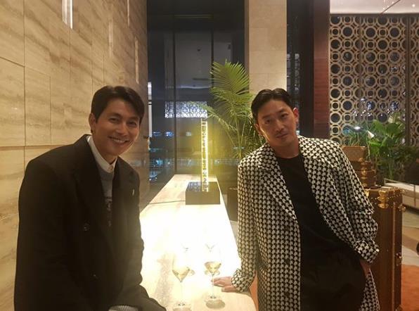 Jung Woo-sung released a two-shot with Ha Jung-woo.On the 30th, Jung Woo-sung posted a picture on his SNS.Jung Woo-sung and Ha Jung-woo met at a fashion brand event on the day.In the photo, Jung Woo-sung and Ha Jung-woo show off their dandy charm in black and white fashion; the warm visuals of the two capture the Sight.Meanwhile, Jung Woo-sung is about to release the movie The Animals Who Want to Hold the Spray as his next film. Ha Jung-woo will appear in the movie Baekdusan.