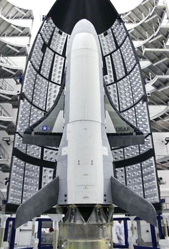 2010년 4월 발사에 앞서 미국 플로리다의 한 시설에서 점검을 받고 있는 X-37B.[사진 미 공군]