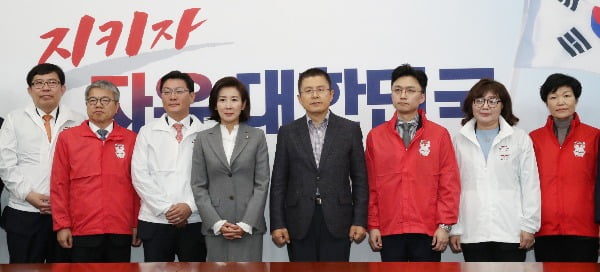Free Korean per has announced a list of eight recruiters for the first general election next year.The list released by Korean per on the 31st also included the father of the idol group EXO (EXO) member Suho.First, Kim Yong-ha, a professor of IT finance at Soonchunhyang University, is a pension specialist who has served as the head of the Institute for Health and Social Affairs and insisted on introducing basic pensions.Professor Kims proposal to introduce the basic old-age pension was adopted as a party theory of the Korean per party in the past. Professor Kim is the father of Suho.Yoon Chang-hyun, professor of Harvard Business School at Seoul City University, is an Indian expert who has been a private chairman of the Financial Research Institute and the Public Fund Management Committee.He has been working on civil society activities that aim for conservative and right-wing values ​​by serving twice as secretary general of the Right Social Citizens Association.Kim Sung-won, former vice president of Doosan Heavy Industries & Construction, explained that he had a theory and practice on real India, including being vice president of the Ministry of Commerce, Industry and Energy, and then vice president of Doosan Heavy Industries & Construction through POSCO.He left a letter pointing out the contradiction of the Moon Jae-in government denuclearization policy during his departure from Doosan Heavy Industries & Construction.Chung Bum-jin, a professor of nuclear engineering at Kyunghee University, also led the public debate on the construction of Shin Kori 5 and 6, while resisting the policy of the early Moon Jae-in government.Baek Kyung-hoon, co-president of the youth group Cheongjin, started as a speaker at a Korean per rally, and YTN Byun Sang-wook anchor criticized him as a number.In addition, Jang Soo-young, a former badminton national representative and currently Harvard Business School, and Yang Geum-hee, chairman of the Womens Voters Federation, have been named as the target of the recruitment.Korean per launched the general election YG Entertainment team headed by Park Myeong-woo, general secretary, and started full-scale general election preparation.The general election YG Entertainment Team will be headed by Lee Jin-bok, the head of the partys special committee, and Deputy Minister of Strategy YG Entertainment, Chung Kyung-ho, will be the secretary.The committee consisted of Park Duk-heum, Hong Chul-ho, Kim Sun-dong, Park Wan-soo, Lee Man-hee, Lee Yang-soo, Jeon Hee-kyung, Won Young-seop,Korean per, 8 people to be recruited for the first talent Professor Yoon Chang-hyun and Lee Jin-sook, former president of Daejeon MBC,