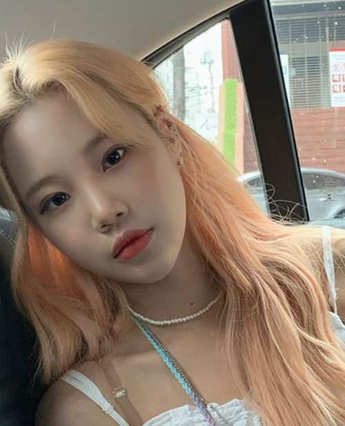The eyes of Momoland JooE thrilled fans.On the 30th, JooE posted a picture and article on his Instagram account.JoeE left a picture of himself in the post, writing JooE Sight looking at Mary.JooE also boasts beautiful beauty with a small face and a dense face.JooE will appear on MBN entertainment Voice Queen scheduled to air on November 14th.