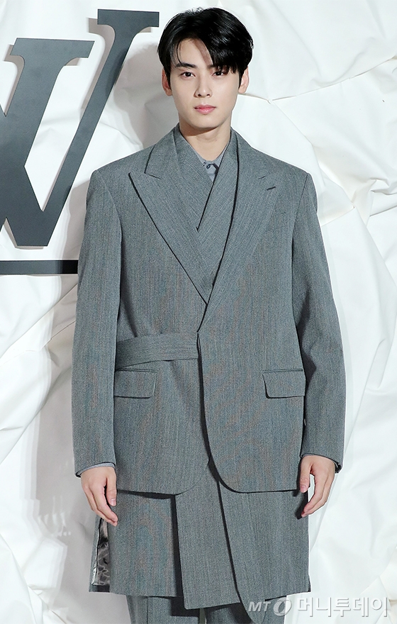 Men who wear suits every day are also troubled by the weather, whether they should look cold in a suit or what style to choose.If you want to produce an allautumn trendy style, lets refer to the fashion of stars.Actors Gong Yoo, Choi Woo-shik, Ha Jung-woo, Jung Woo-sung, Astro Cha Eun-woo, and EXO Sehun, who attended the opening event of Louis Vuitton Maison Seoul held in Cheongdam-dong, Gangnam-gu, Seoul on the 30th, turned into a colorful style of autumn man.I analyzed their fashion using unique design suits, The Classic Coat, and sensuous patterns.The three people were choices in calm and soft color suits such as beige, kite gray, and chacole, and gave a tummy atmosphere.Gong Yooo wore a dark grey shirt and wide pants, and produced a stylish look with a long coat.Choi Woo-shik and Cha Eun-woo completed their individual style by matching rugged sneakers to beige, grey-colored three-piece suits, respectively.In particular, Cha Eun-woo attracted attention with a strap jacket reminiscent of the clothes of Hanbok.Ha Jung-woo added points across a stylish pattern coat to the all-black look, which she paired with a neat round T-shirt, slim black pants and shoes.Jung Woo-sung completed a neat dandy look with a layered look layered with inners and the Classic Black Taylored Coat.Jung Woo-sung wore a white shirt and a gray knit with a sequin decoration, and completed the style with black pants and shoes.Sehun created a bright look by matching a white check shirt with a subtle pattern with a slim fit and a gray check suit with a blue pattern.Sehun accentuated her distinctive features with a perfectly bangs-up hairstyle.Louis Vuitton Maison Seoul Open Event  .. Unique suit and Coat fashion eyes