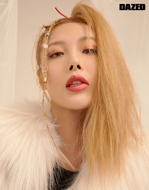 A picture of Singer Yubin has been released.In the photo released by Magazine Days, Yubin showed off his colorful charm by digesting from kitsch makeup using stickers to lovely chic point makeup look under the concept of I am alone Holiday Beauty.It is the back door that impressed with various poses and expressions in the shooting scene.In an interview that followed, Yubin also mentioned the new song Silent Movie (feat. Yoon Mi-rae) written and composed directly.He said of this new song, One day I went to Cafe and it was too quiet.Nowadays, even if a friend or lover is together, I think I am busy looking at my cell phone without conversation or taking pictures of each other.I wrote the lyrics to Silent Movie. Disclosure of the November issue of Daysd.