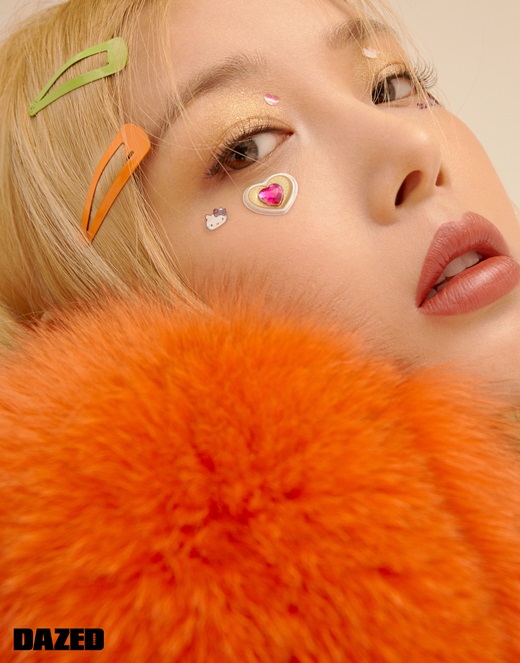 A picture of Singer Yubin has been released.In the photo released by Magazine Days, Yubin showed off his colorful charm by digesting from kitsch makeup using stickers to lovely chic point makeup look under the concept of I am alone Holiday Beauty.It is the back door that impressed with various poses and expressions in the shooting scene.In an interview that followed, Yubin also mentioned the new song Silent Movie (feat. Yoon Mi-rae) written and composed directly.He said of this new song, One day I went to Cafe and it was too quiet.Nowadays, even if a friend or lover is together, I think I am busy looking at my cell phone without conversation or taking pictures of each other.I wrote the lyrics to Silent Movie. Disclosure of the November issue of Daysd.