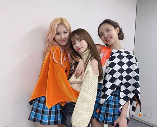 Girl group TWICE met with Minami Riho who was a trainee at JYP Entertainment together.On the 30th, Minami Riho posted four photos on his personal Instagram with a hashtag called #twicelights.In the public photos, TWICE and Minami Riho are showing off their friendship with their shoulders together and their cute faces.The netizens who watched this left various comments such as It is really cute, Miracle Collaboration and I support this friendship.On the other hand, Minami Riho is a Korean-Japanese mixed-race actor and appeared in the JTBC audition program Mix Nine, a comprehensive channel.In addition, TWICE concluded the TWICE World Tour 2019 TWICE Ritz (TWICE WORLD TOUR 2019 TWICEIGHTS) concert at the Japan Chiba Makuhari Messe International Exhibition Hall on the 27th.