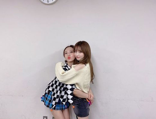 Girl group TWICE met with Minami Riho who was a trainee at JYP Entertainment together.On the 30th, Minami Riho posted four photos on his personal Instagram with a hashtag called #twicelights.In the public photos, TWICE and Minami Riho are showing off their friendship with their shoulders together and their cute faces.The netizens who watched this left various comments such as It is really cute, Miracle Collaboration and I support this friendship.On the other hand, Minami Riho is a Korean-Japanese mixed-race actor and appeared in the JTBC audition program Mix Nine, a comprehensive channel.In addition, TWICE concluded the TWICE World Tour 2019 TWICE Ritz (TWICE WORLD TOUR 2019 TWICEIGHTS) concert at the Japan Chiba Makuhari Messe International Exhibition Hall on the 27th.
