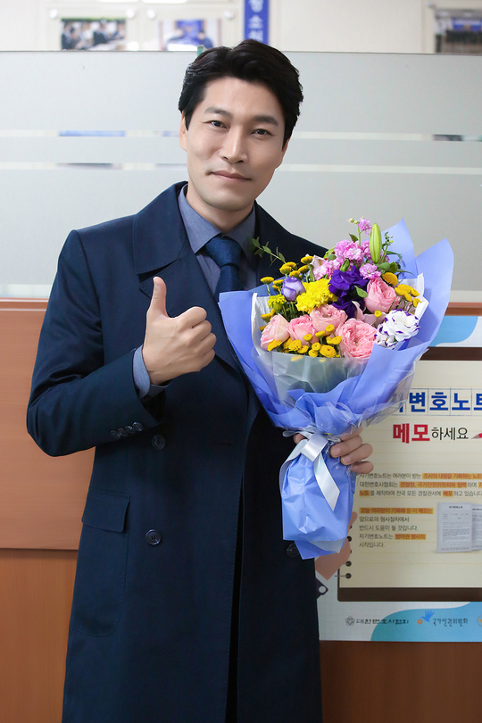 Choi Gwi-hwa, who played Bae Hong-tae, expressed his end testimony while the OCN drama Running Investigator is about to end on October 31st.Choi Gwi-hwa, who delivered his End testimony through his agency Big Punchiente on the morning of October 31, said, I read the script for the first time and there was an internal conflict personally.I started to feel sorry and conflict with the idea of ​​what I was like when I reflected the images of the investigators who could not easily judge what was right and wrong and my usual appearance. The running investigator was a work that thought about what ordinary people like me were easily judging and deciding about, how careful it was to judge something, and the weight of it. He expressed his deep affection and affection for the work.Finally, I hope that the running investigator will be a work that can be thought of in the life of viewers but stay in a long memory.Thank you for your interest in the meantime, and please watch Hong Tae until the end. Choi Gwi-hwa, who has been acclaimed for showing various emotional lines, actions, and expressive performances with the bulldozer inspection Bae Hong-tae, who was issued to the Human Rights Promotion Committee in the enthusiastic inspection that he can not tolerate injustice and thinks there is no human rights for Crime.Choi Gwi-hwa, who has carefully expressed the process of realizing the importance of human rights in cold-blooded inspections, is looking forward to seeing the viewers in the last episode.hwang hye-jin