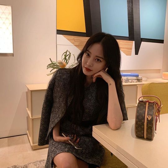 Han Ye-seul flaunts Fascinational Beautiful looksActor Han Ye-seul posted a picture on his Instagram on October 31.The photo shows Han Ye-seul looking at the camera with his chin on; Fascination visuals are admiring.kim myeong-mi