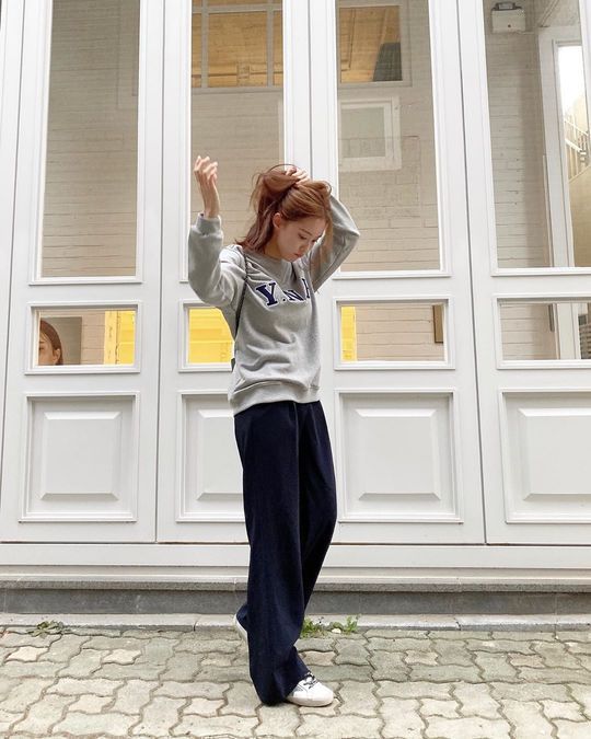 Group T-ara member Hyomin showed off her glamorous figure.Hyomin released two photos on his Instagram on October 31.In the photo, Hyomin is wearing a tracksuit and revealing an extraordinary swag.Despite not decorating, Hyomin, who boasts a superior visual, joyful, and emotional atmosphere, attracts attention.Park So-hee
