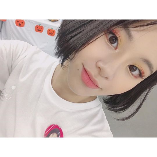 TWICE Chaeyoung has released a past photo of the past.Chaeyoung wrote on the official Instagram of TWICE on October 30th, The maple snow.And I found a picture when Idol Producer and upload it once. I am ~ and posted several pictures.In the public photos, Chaeyoung was featured in a colorful snow makeup.In addition, Chaeyoung has attracted attention by revealing past photos that show off their pure beauty with long straight hair unlike now.Lee Ha-na