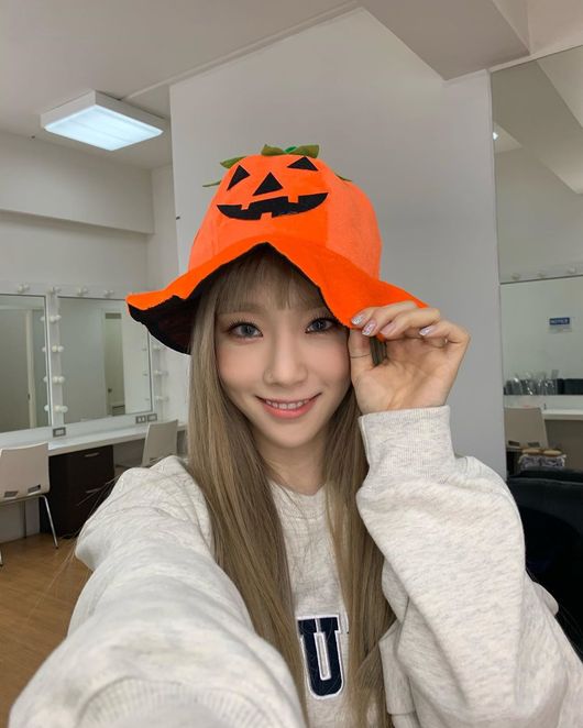 Girls Generation member Taeyeon prepared a cute disguise for Halloween Day.On the 31st, Taeyeon posted a picture on his instagram with an article entitled Happy Happy Halloween.Inside the picture was a picture of Taeyeon preparing to make Halloween in the waiting room.Taeyeon, who is dropping Browntons long straight hair, pulls off Sight with white-green skin and cute features.Taeyeon wears Jack OLantern Hat, meaning Halloween Pumpkin; Taeyeon, who wears Hat, shows a deadly smile and captures Sight.On the other hand, Taeyeon released his second full-length album, Performance on the 28th, and the title song Bulti was ranked at the top of various music sites.