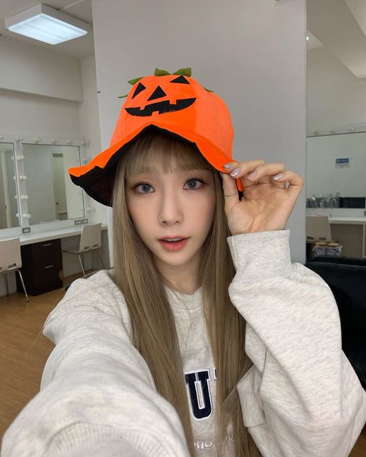 Girls Generation member Taeyeon prepared a cute disguise for Halloween Day.On the 31st, Taeyeon posted a picture on his instagram with an article entitled Happy Happy Halloween.Inside the picture was a picture of Taeyeon preparing to make Halloween in the waiting room.Taeyeon, who is dropping Browntons long straight hair, pulls off Sight with white-green skin and cute features.Taeyeon wears Jack OLantern Hat, meaning Halloween Pumpkin; Taeyeon, who wears Hat, shows a deadly smile and captures Sight.On the other hand, Taeyeon released his second full-length album, Performance on the 28th, and the title song Bulti was ranked at the top of various music sites.