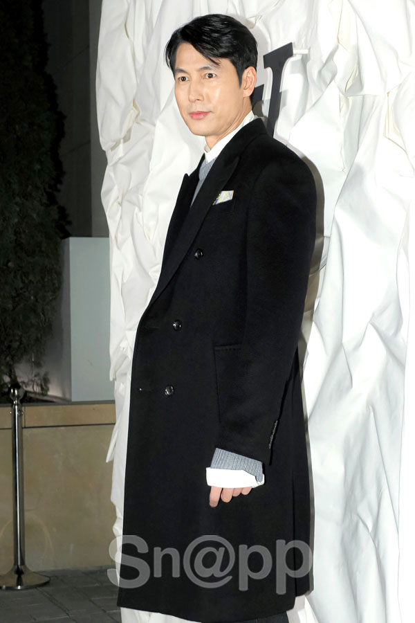 Jung Woo-sung poses at the opening commemorative photo call event held at the Seoul Gangnam District Cheongdam-dong Louis Vuitton Maison Seoul store on the evening of the 30th.Meanwhile, Louis Vuitton will open Louis Vuitton Maison Seoul in Cheongdam-dong, Seoul Gangnam District on the 31st.The interior of Louis Vuitton Maison Seoul consists of five floors from the first floor to the fourth floor, and the fourth floor opens the space for the Espas Louis Vuitton Seoul exhibition.Written by Park Ji-ae, a photo of a fashion webzine,Jung Woo-sung poses at the opening commemorative photo call event held at the Seoul Gangnam District Cheongdam-dong Louis Vuitton Maison Seoul store on the evening of the 30th.
