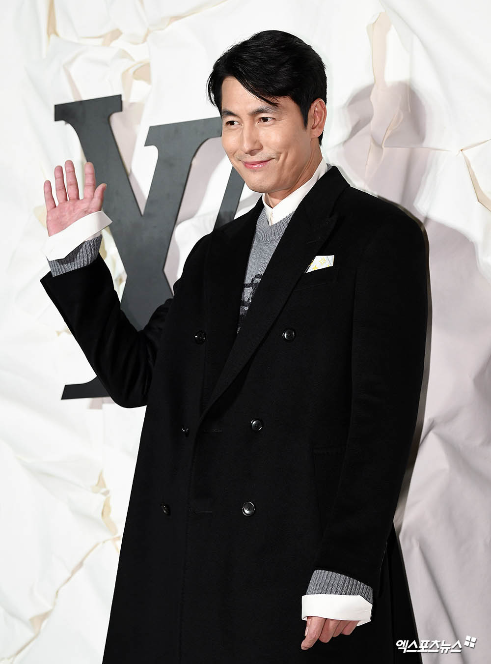Actor Jung Woo-sung, who attended the French luxury brand Louis Vuittons Seoul Open event in Cheongdam-dong, Seoul, on the afternoon of the 30th, has a photo time.