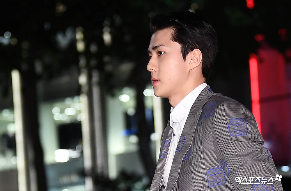 EXO Sehun, who attended the French luxury brand Louis Vuitton Maison Seoul Open event held in Cheongdam-dong, Seoul, on the afternoon of the 30th, has photo time.