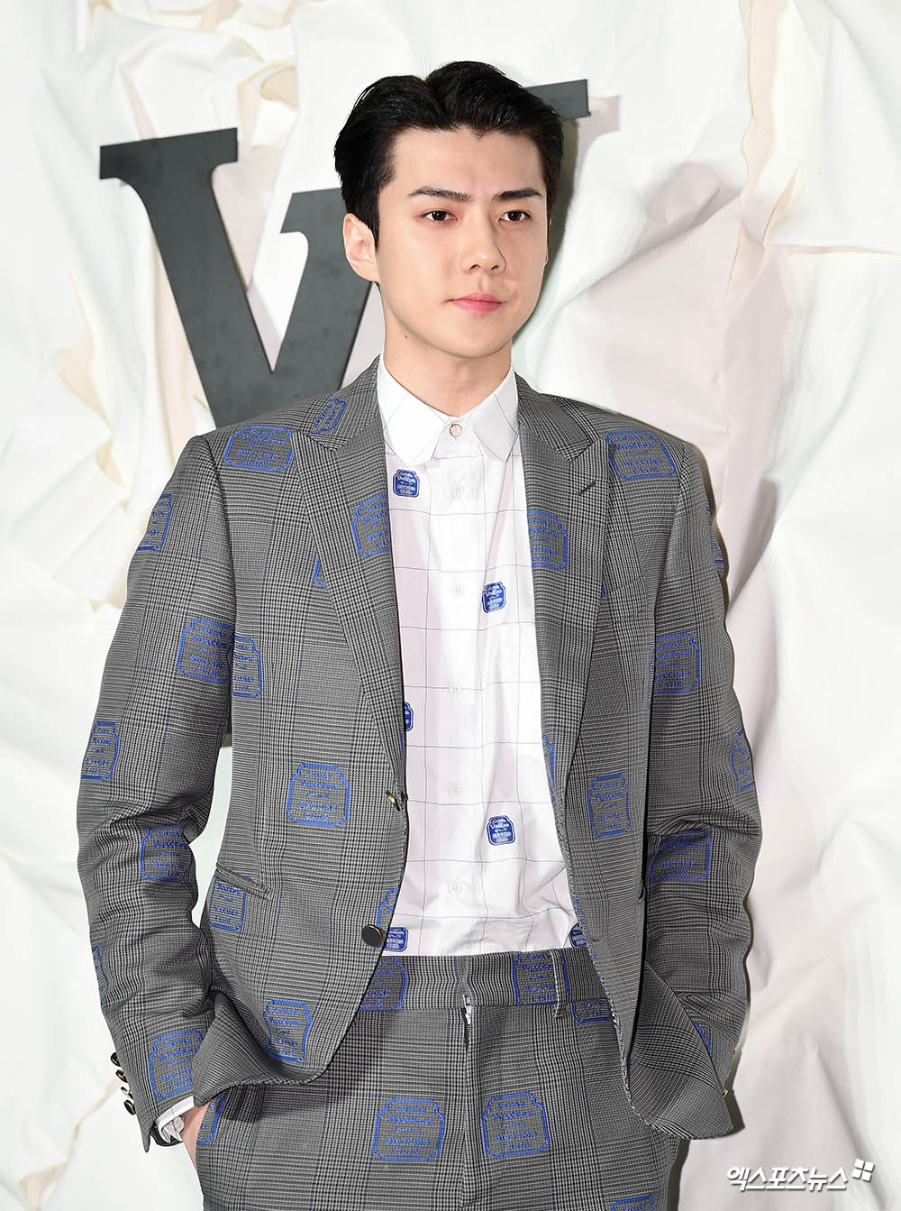EXO Sehun, who attended the French luxury brand Louis Vuitton Maison Seoul Open event held in Cheongdam-dong, Seoul, on the afternoon of the 30th, has photo time.