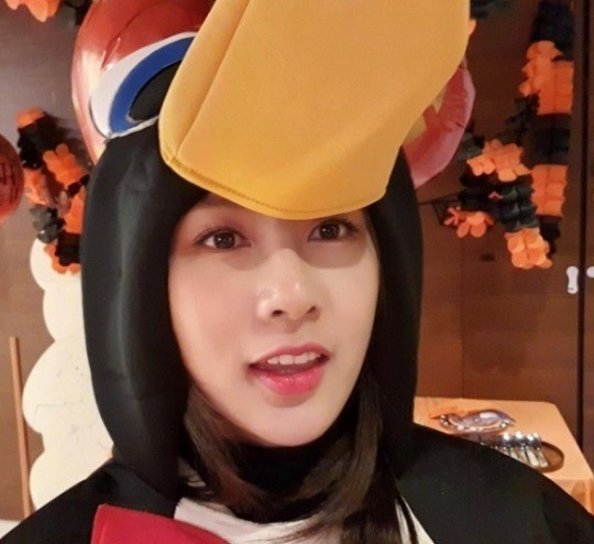 A Pink Oh Ha-young reveals cute charmOh Ha-young posted a picture on his 31st day with an article entitled Bread that wanted to be Pengsoo on his instagram.Oh Ha-young in the public photo is wearing Penguin clothes, with a yellow beak covering his face, but a lovely visual catches his eye.On the other hand, Oh Ha-young released his first mini album OH! in August.Photo: Oh Ha-young SNS