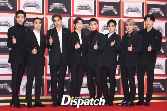 EXO has confirmed its comeback schedule.EXO will release its regular 6th album OBSESSION on the 27th, its agency SM Entertainment said on the 1st.The new album was also released. Two black flags were crossed. White lines were drawn on one flagpole.Option included a total of 10 songs, including the title song. It contains a colorful genre, the official said. Please look forward to the mature members of the Han-dong.He is expected to be a hit in a row; he will, too, have surpassed one million copies in five straight episodes since his first regular album; and has become a Queen Terple Millions seller with his fifth regular album.On the other hand, EXO will start selling Option reservations at major online and offline music stores from today.