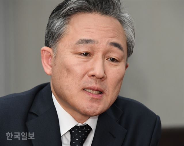 표창원 의원은 ""여당이 승리자로서의 여유, 아량을 보이지 못하고 쫓기듯 적폐청산에 집중했던 부분이 20대 국회를 어렵게 만든 것도 사실"이라고 했다. 오대근 기자